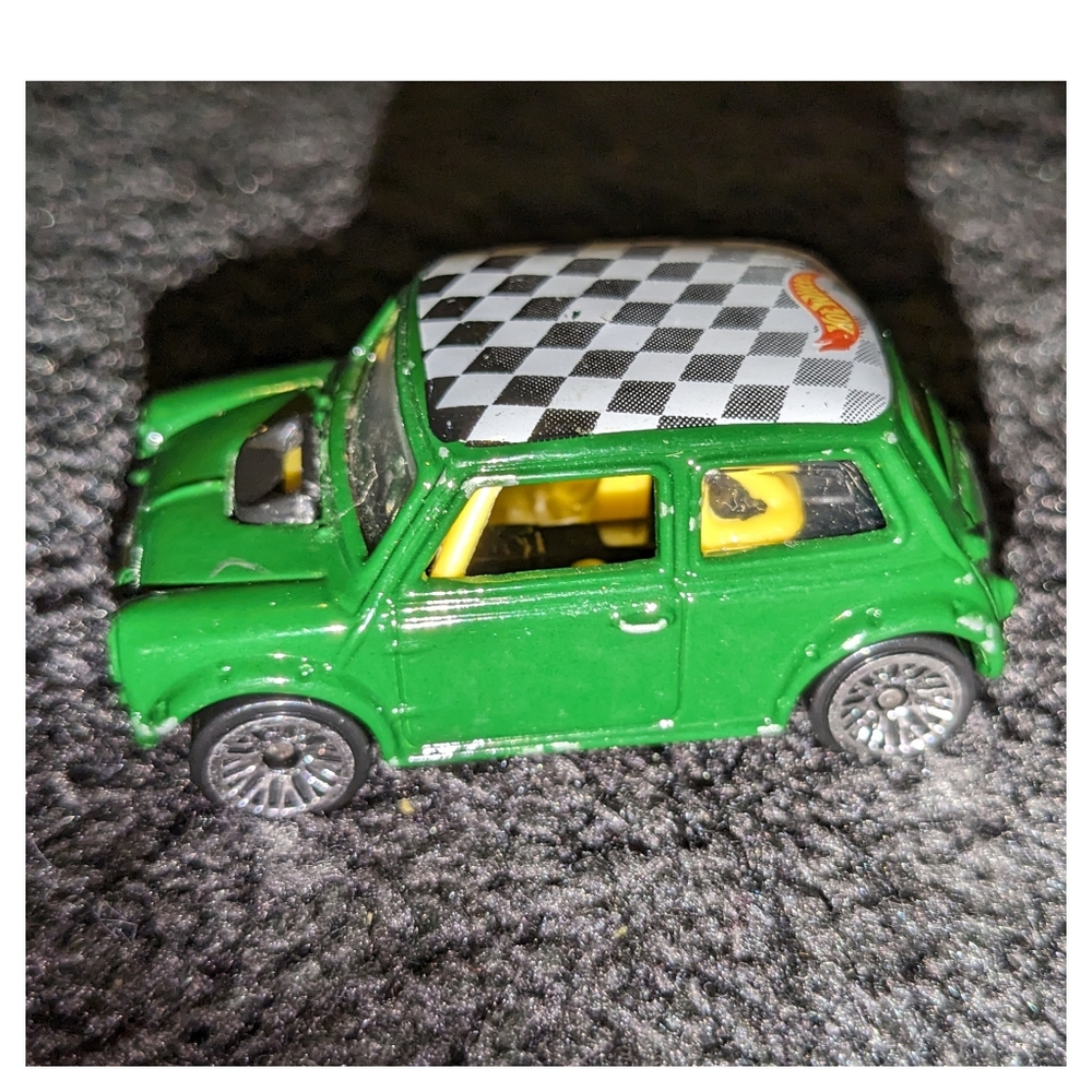 2002 Highway 35 Hot Wheels - Mini Cooper 1:64 Diecast Car Green.